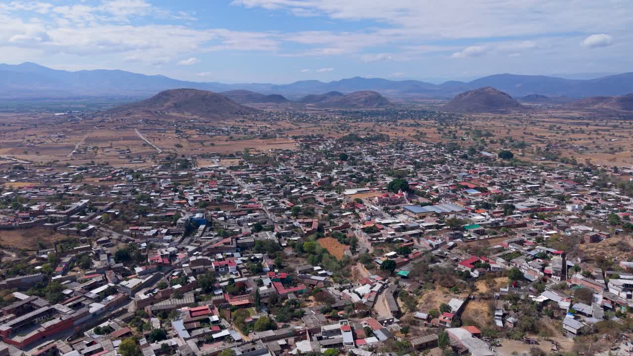 Toma aérea con dron del pueblo rural de Teotitlán del Valle, Oaxaca