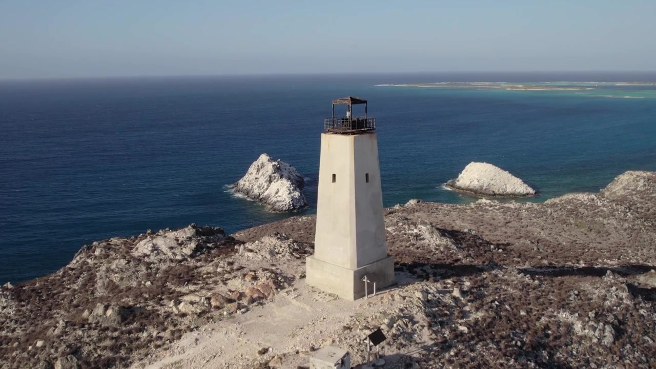 Záběr dronem na starý maják na ostrově Gran Roque v Karibiku.