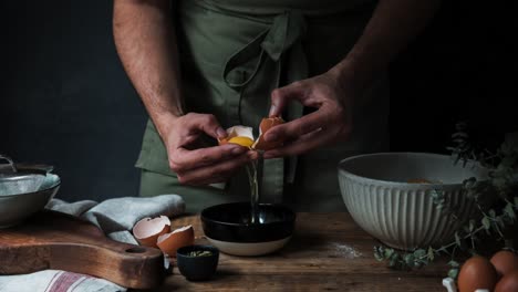 Hombre-De-Cosecha-Rompiendo-Huevo-Para-Pastelería