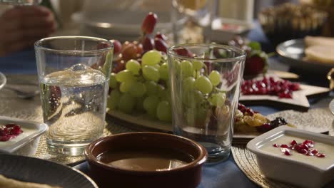 mesa familiar musulmana en casa preparada para la comida iftar rompiendo el ayuno diario durante el ramadán con agua vertida