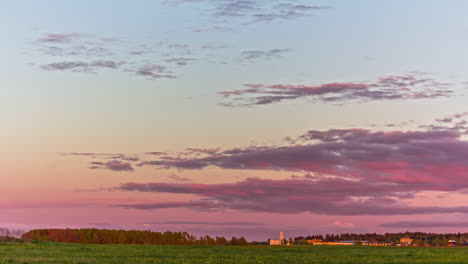 lapso de tiempo de puesta de sol rosa, púrpura, naranja y azul en un campo abierto en el campo