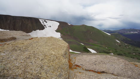 colpo di cursore della tundra montana rocciosa