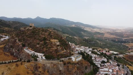 toma aérea del castillo medieval en la cima de una colina y la ciudad tradicional de casas blancas