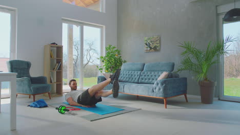 hombre haciendo ejercicio de piernas en casa