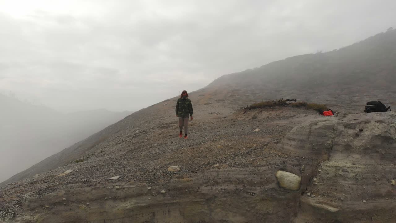 Il lago nebbioso di Kawah Ijen all'alba. Indonesia, Giava