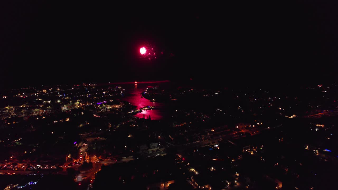 antena de tráfico y los fuegos artificiales sobre el puerto deportivo y el océano mindarie en perth, australia occidental
