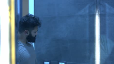 un hombre que sufre un episodio psicótico solo mirándose al espejo.