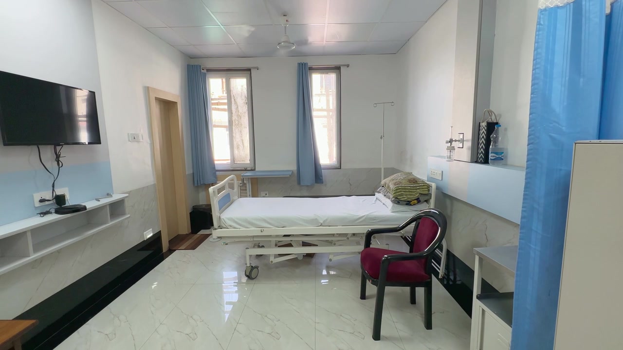 Pengambilan gambar statis kamar deluxe untuk pasien, sebuah ruang khusus tempat pasien menerima perawatan medis, pengobatan, dan istirahat selama mereka menginap di fasilitas kesehatan.