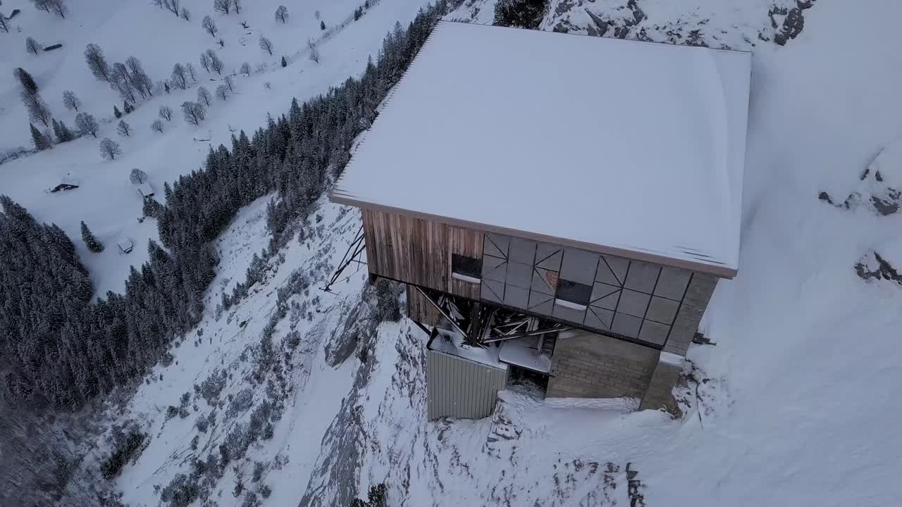 estación abandonada del teleférico wetterhorn aufzug en los alpes suizos en el valle de grindelwald