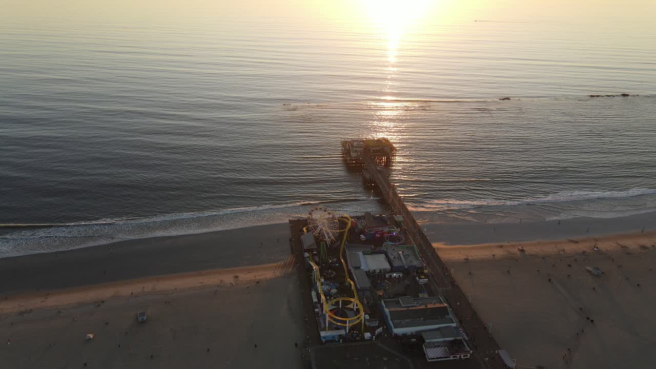 일몰 공중 동안 산타 모니카 부두