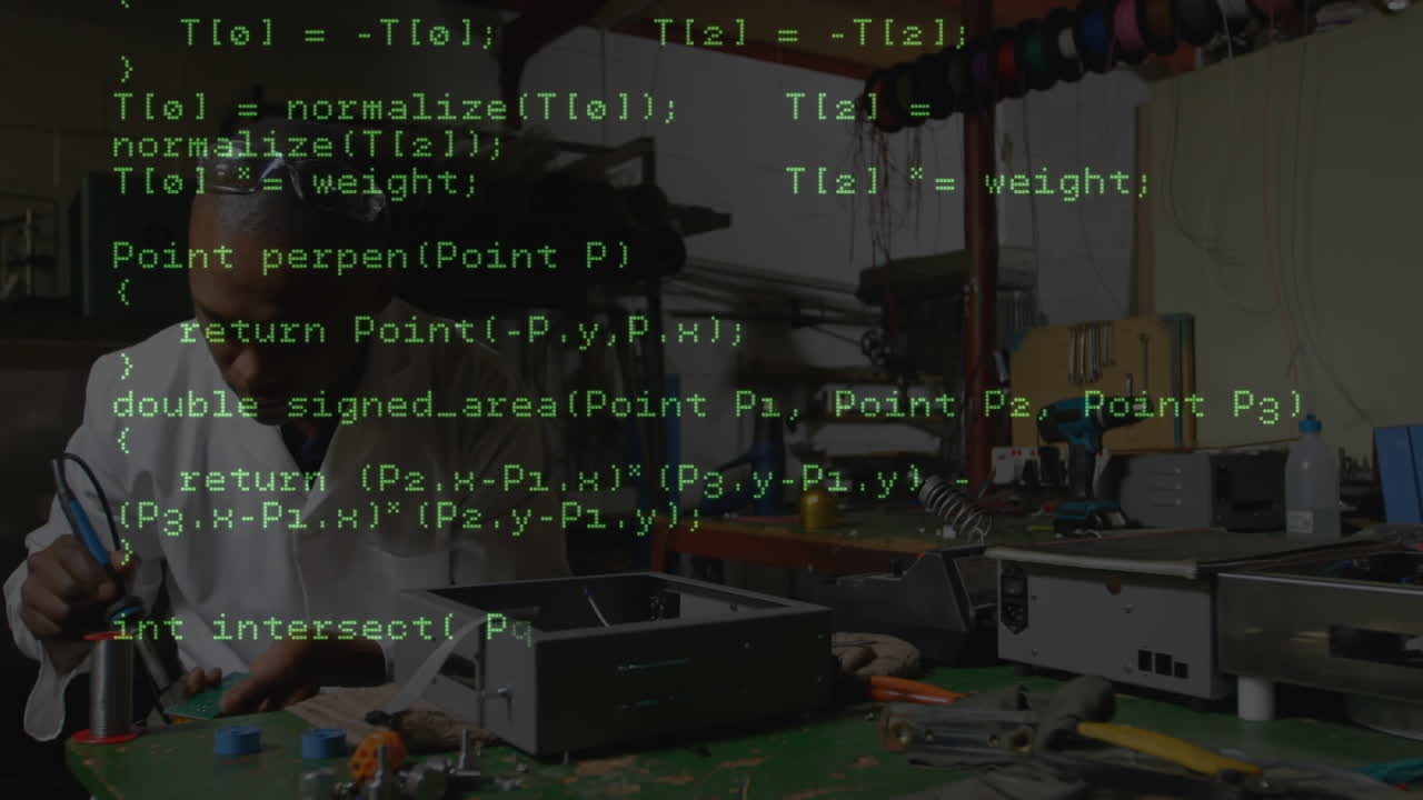 animación de procesamiento de datos sobre ingeniero afroamericano que trabaja en una fábrica