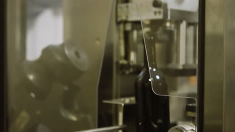botellas de vino vacías en la cinta transportadora en movimiento en la fábrica