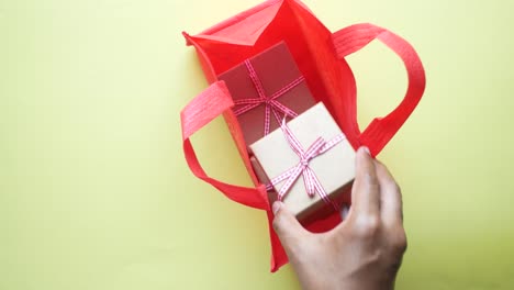 bolsa roja con cajas de regalos