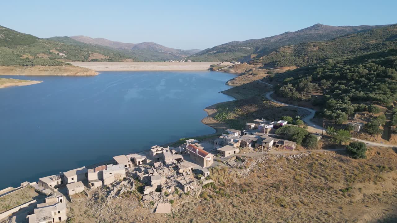 Il suggestivo villaggio sommerso di Sfendili a Creta, parzialmente sott'acqua a causa della diga di Aposelemis, rivela una miscela unica di storia, decadimento e bellezza paesaggistica