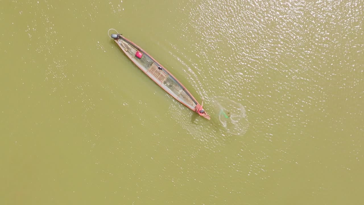 длинная лодка плывет по зеленым водам флоренции, человек ловит рыбу в колумбии, взгляд с воздуха