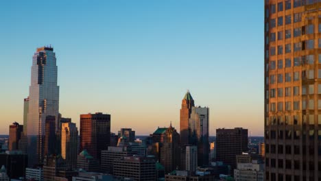 horizonte de la ciudad al atardecer