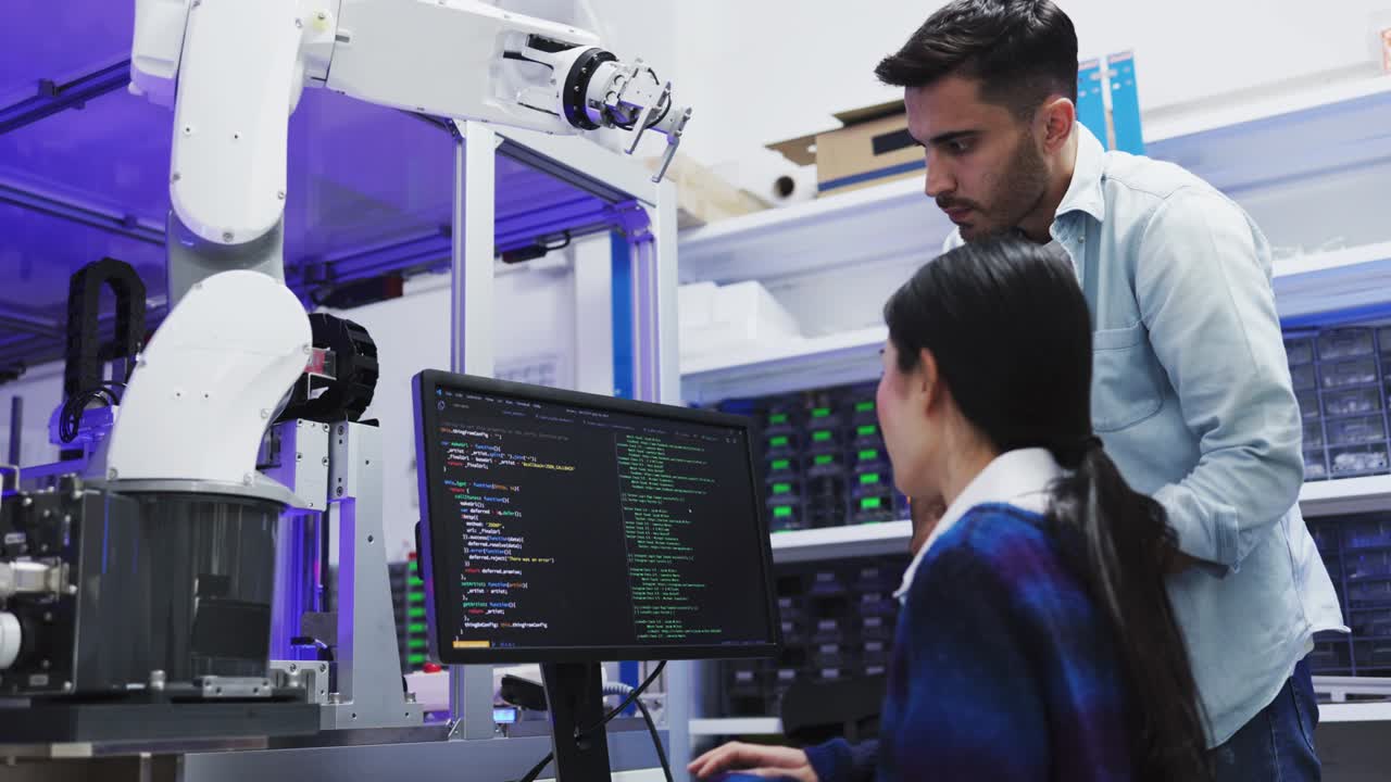 un brazo robótico protésico tecnológico es probado por dos ingenieros de desarrollo profesional en un laboratorio de investigación de alta tecnología con equipos futuristas modernos.