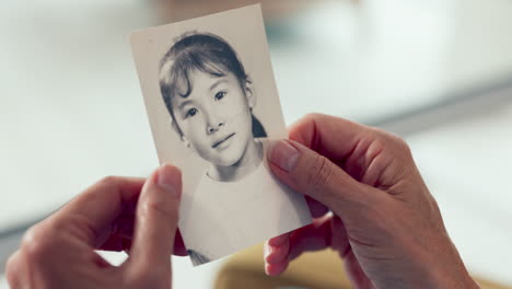 Hände,-Foto-Und-Erinnerung-Mit-Einem-älteren-Erwachsenen