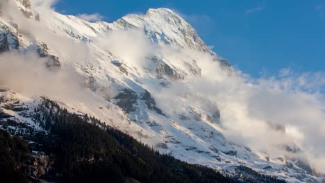 lapso de tiempo de las nubes en la cara norte del eiger en grindelwald, suiza, después de una caída de nieve fresca a gran altura