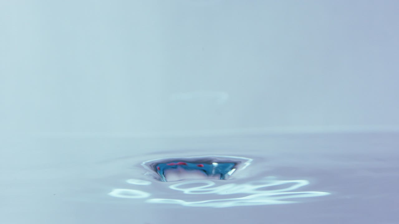 burbujas que estallan de una superficie de agua brillante