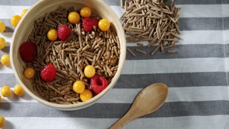 cuenco de salvado de cereal con bayas doradas y frambuesas 4k