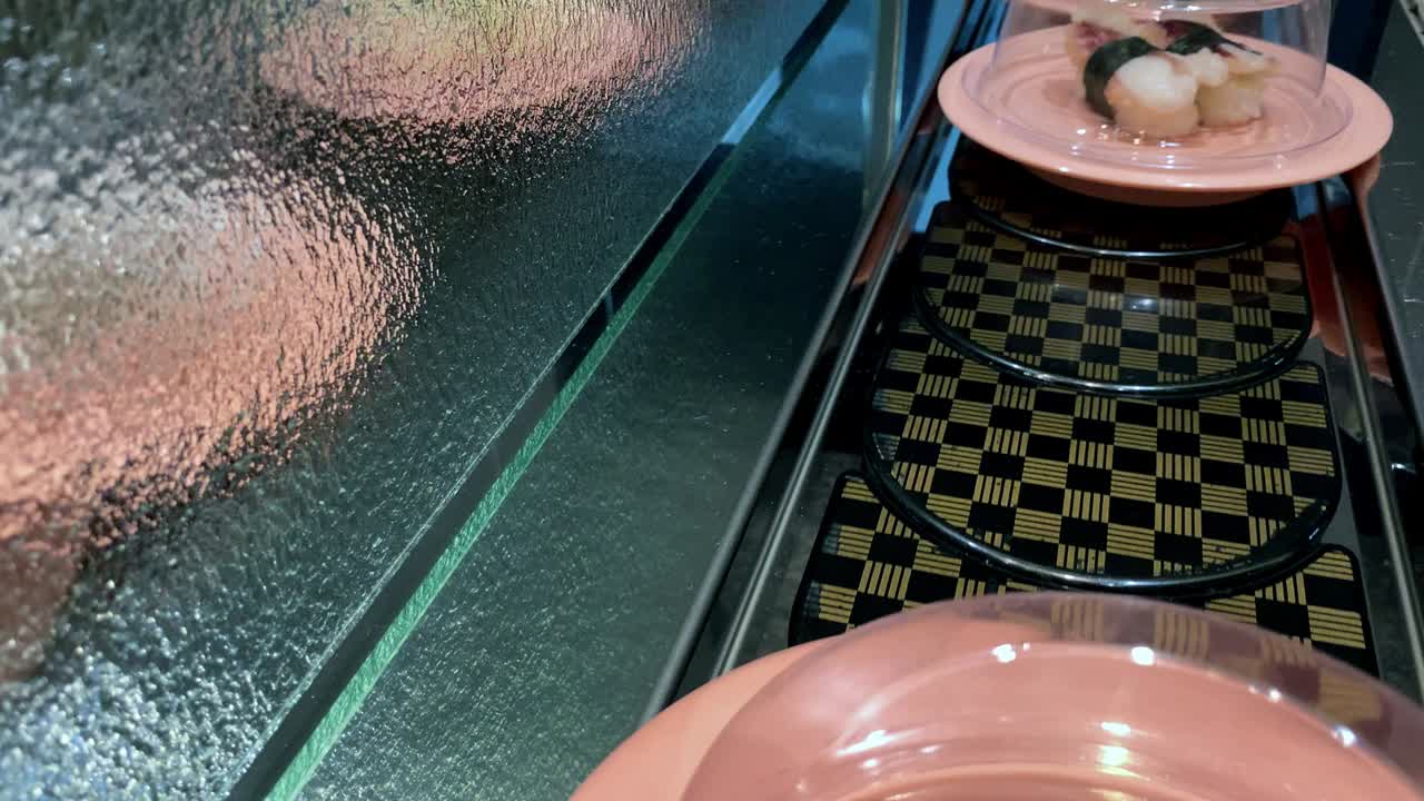 4k, sushi moviendo la cinta transportadora en el restaurante japonés. kaitenzushi tradicional