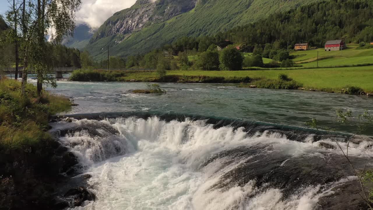 puente colgante sobre el río de la montaña, noruega.