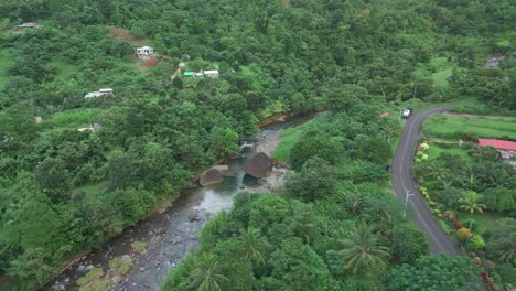 Disparo-De-Drone-En-El-Lago-Del-Río-En-La-Carretera