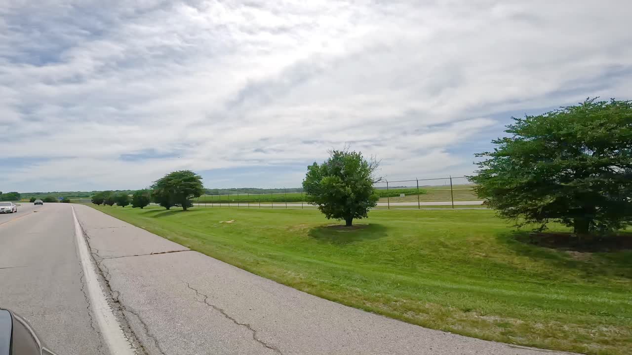 시골 포장 도로에서 운전하는 동안 pov