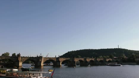 Zeitraffer-Mit-Blick-Auf-Die-Karlsbrücke-Im-Sommer