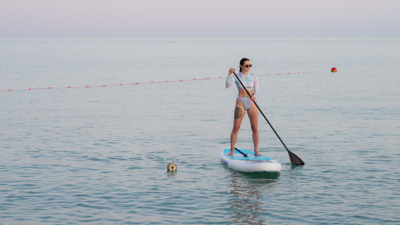 mujer de stand-up paddleboarding