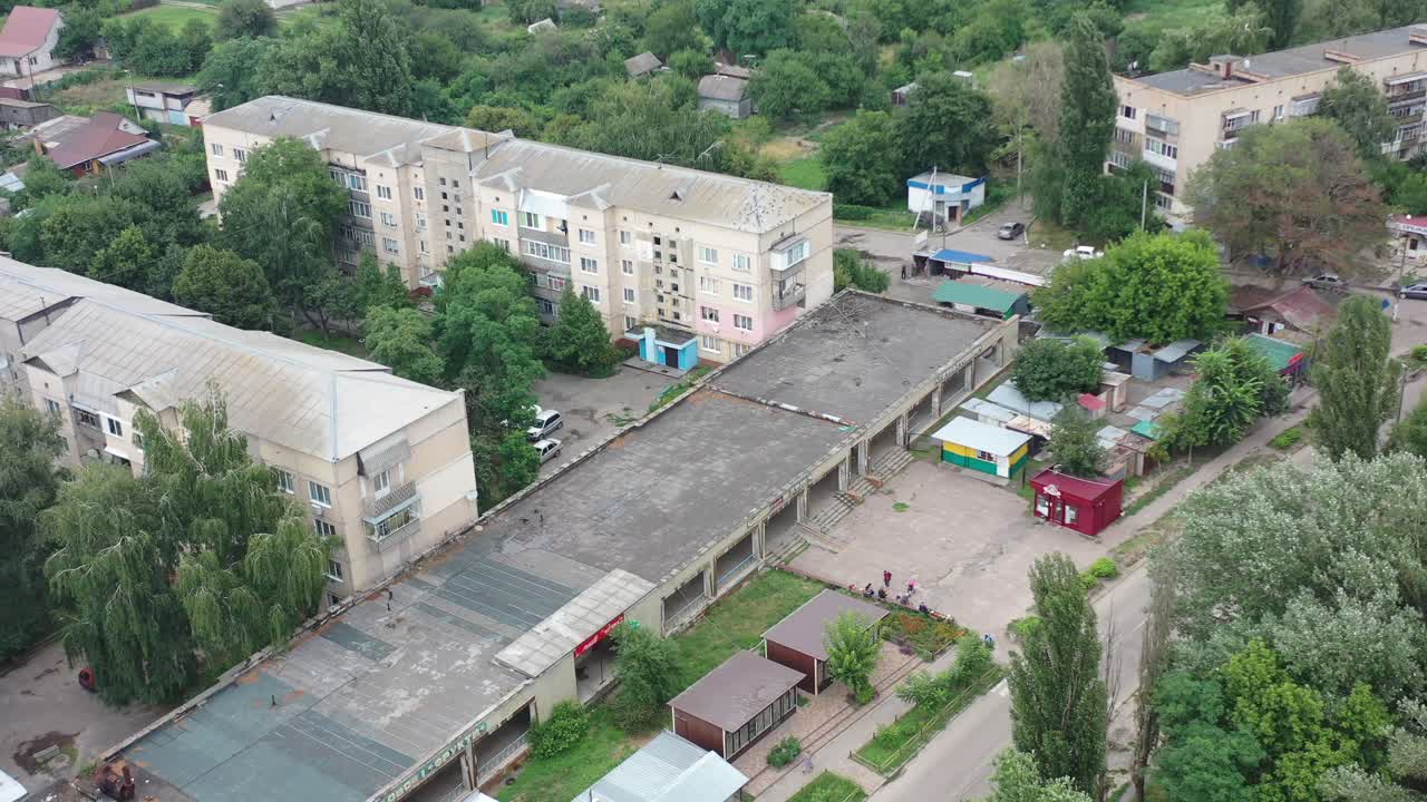 video aéreo de drones de la ciudad de kalyta en la frontera del oblast de kyiv y el oblast de chernihiv ucrania