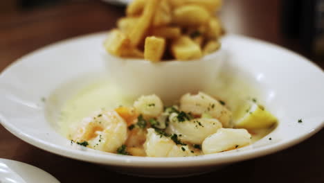 Schmackhaftes-Gourmetgericht-Aus-Garnelen-In-Sahnesauce-Und-Pommes-Frites