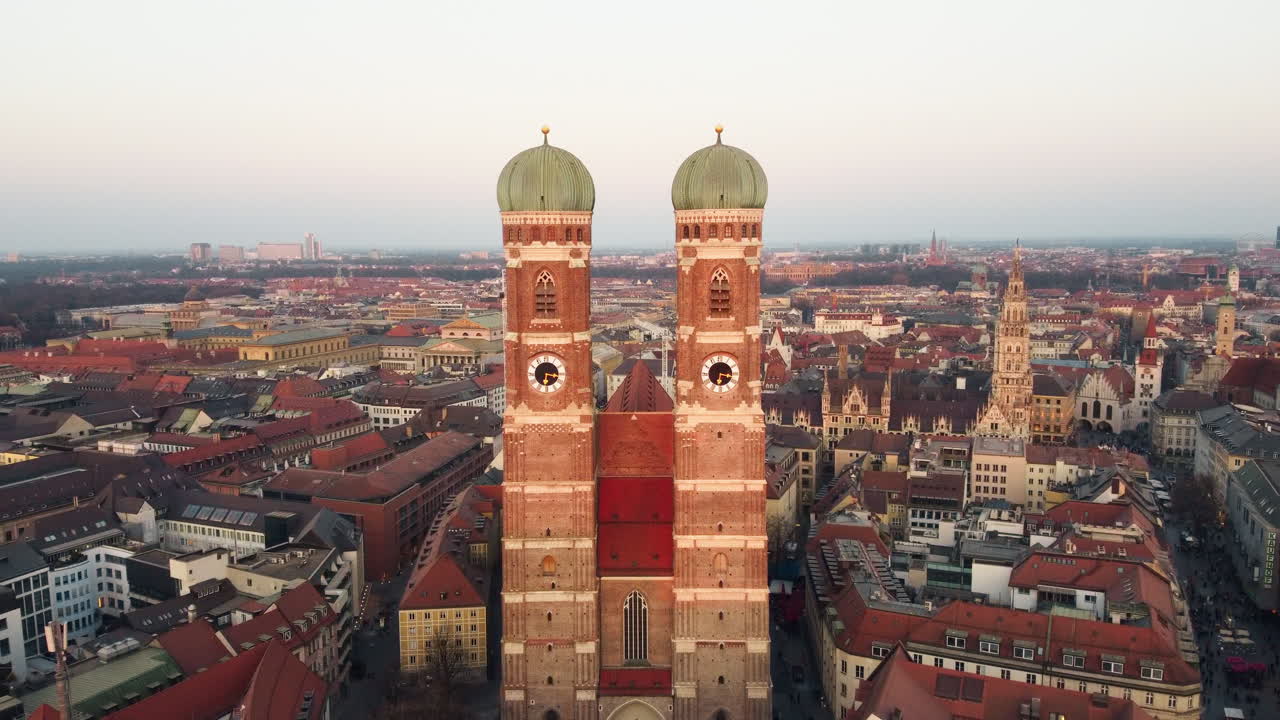 헨 프라운키르케 (frauenkirche), 라트하우스 (rathaus), 알테르 피터 (alter peter), 인덴슈타트 (innenstadt) 의 두 개의 첨탑이 공포를 불러일으키는 웅장함을 보여준다.
