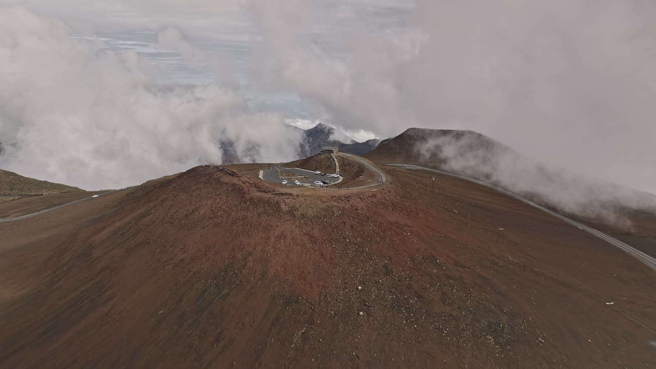 maui hawaii aerial v28 sobrevuelo colina roja en haleakala capturando la distintiva ceniza volcánica rojiza y el suelo en la cumbre de la montaña y el paisaje de nubes de alta altitud - filmado con mavic 3 cine - diciembre 2022