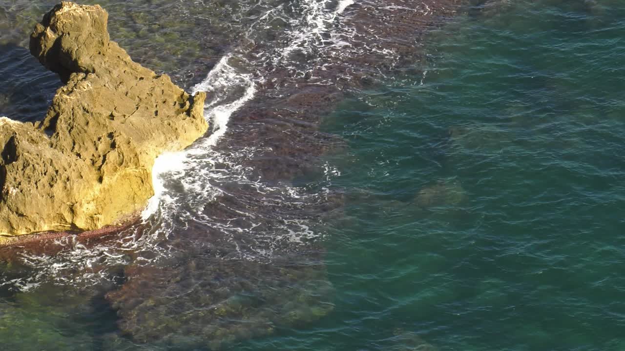 olas del océano rompiendo sobre el arrecife en la roca, ángulo alto