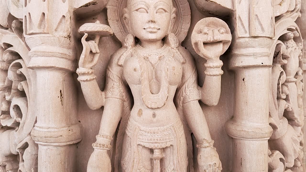 寺院の柱にあるヒンドゥー教の神様の石彫り メフサナ、グジャラート、インド。精巧な彫刻、スピリチュアルアート、伝統的な職人技、伝統的なインド建築が表現されています。