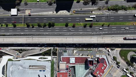 vista aérea del tráfico y la infraestructura de la ciudad