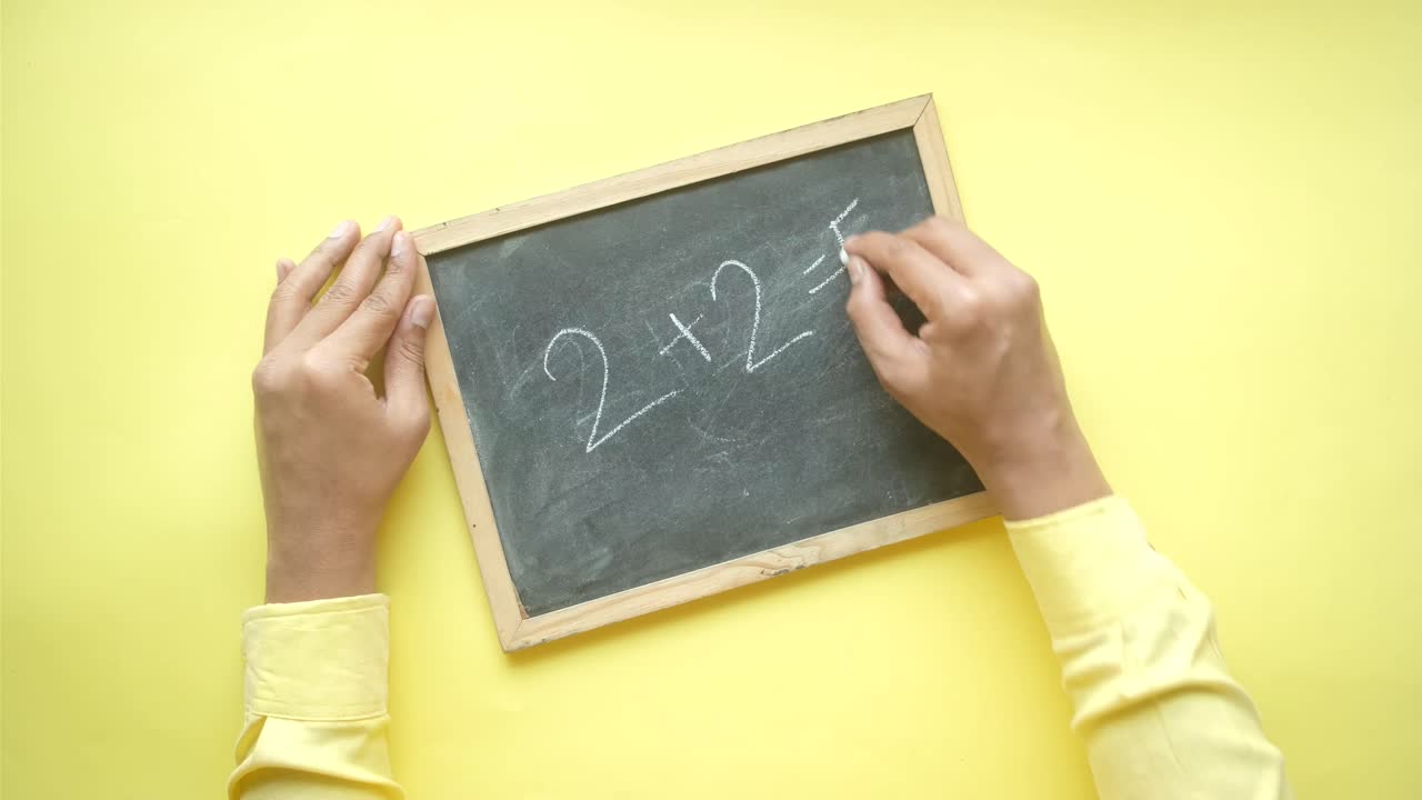 persona resolviendo un problema matemático en una pizarra
