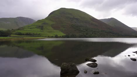 Blick-über-Brothers-Water,-Einen-Kleinen-See-Im-Englischen-Lake-District-An-Einem-Ruhigen-Und-Friedlichen-Bewölkten-Tag