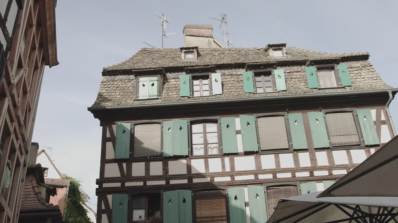 Francia, Strasburgo: una città antica molto bella che si fonde con edifici moderni, riprese per le strade di