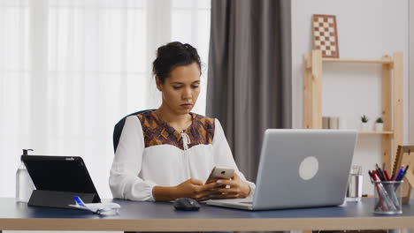 Mujer-Aburrida-Navegando-En-El-Teléfono-Inteligente