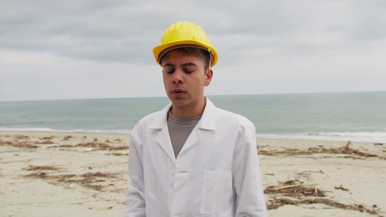 ingeniero enojado por el mal trabajo hecho por los trabajadores nerviosamente regañándolos en la playa