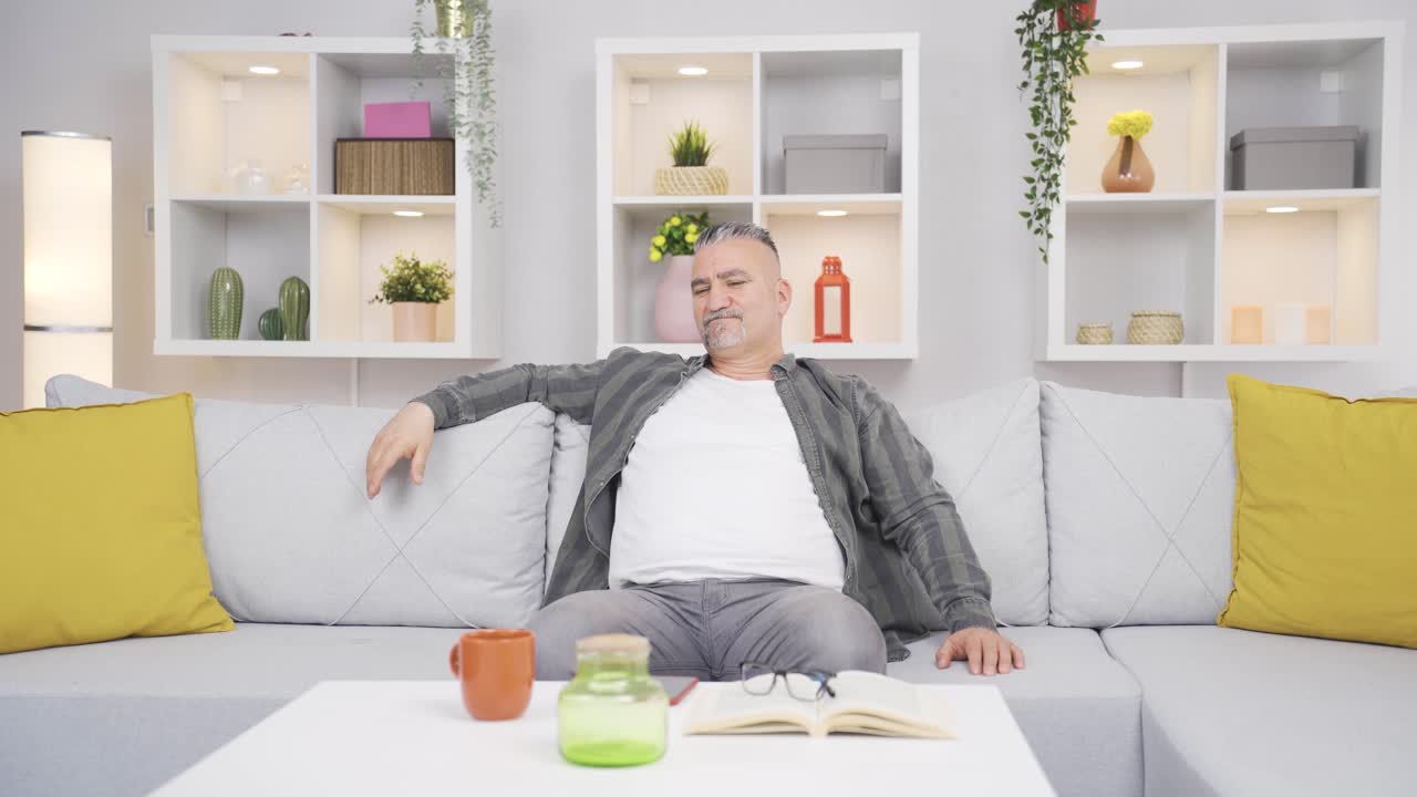 긍정적인  ⁇ 은이 행복하고 웃고.