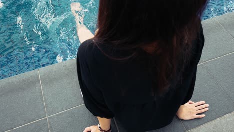 수영장 에서 휴식을 취하는 여자