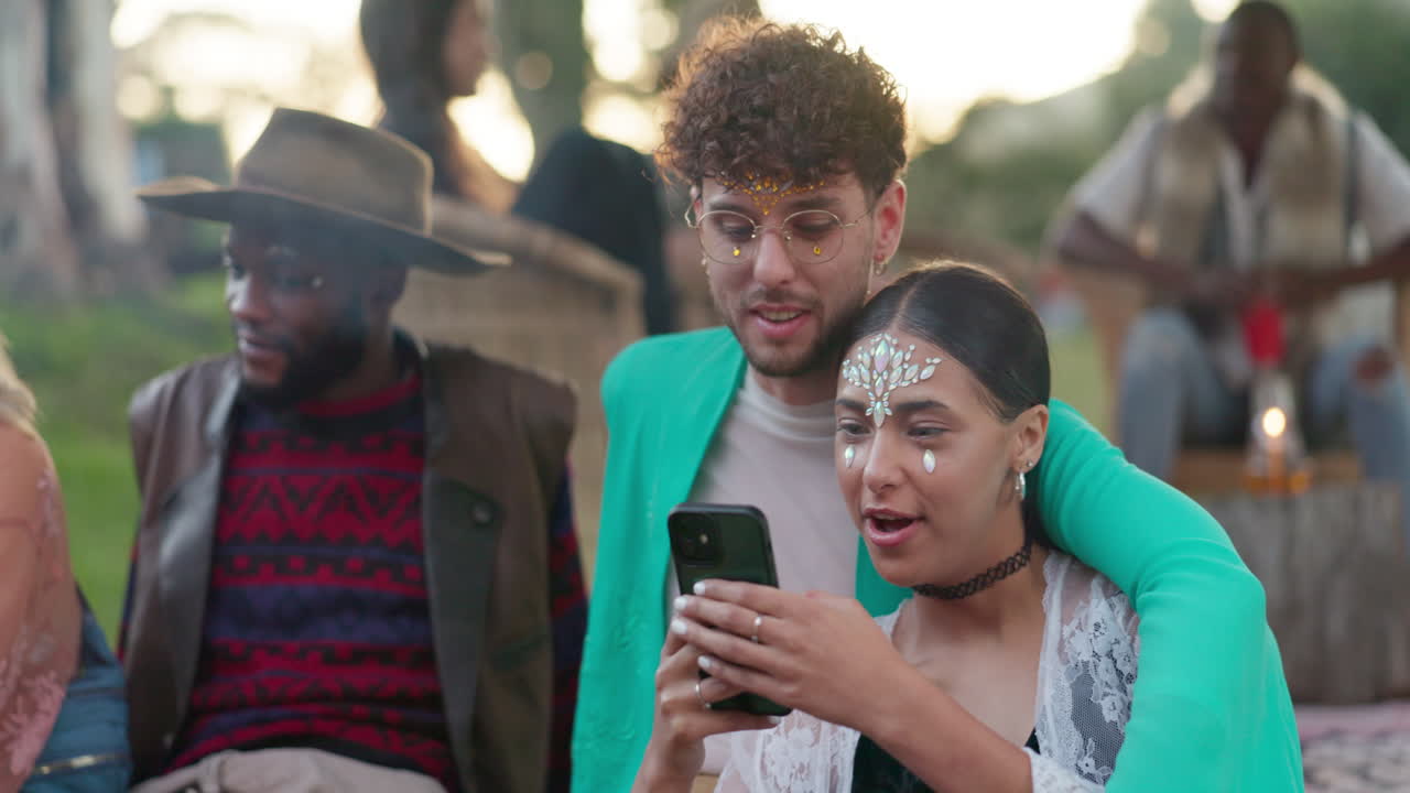 festival, teléfono y amigos en las redes sociales