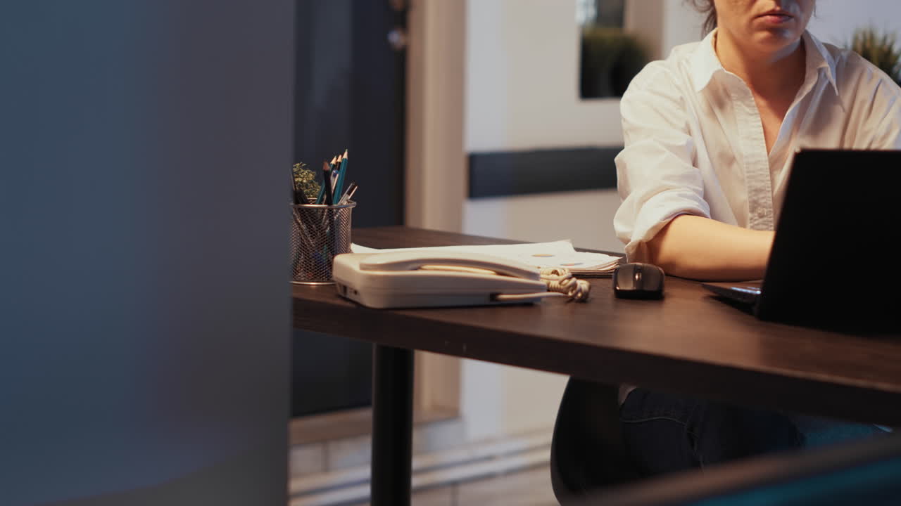 Dipendente che utilizza un telefono fisso al lavoro
