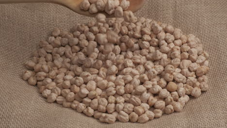 Garbanzos-Leguminosas-Agricultura-Orgánica,-Cuchara-De-Madera,-Comida-Saludable-Mediterránea,-Fuente-De-Proteína-Vegetariana-Vegana