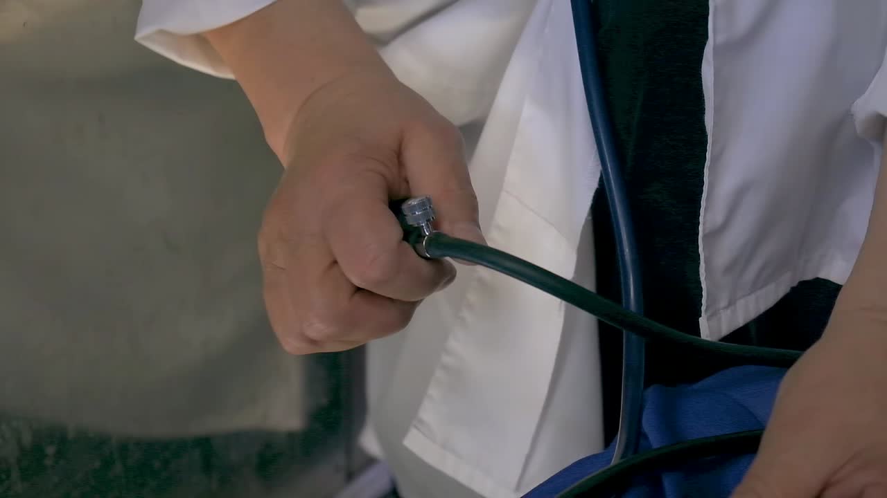 의사가 혈압을 측정하는 것