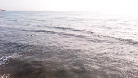 Surfistas-Surfeando-En-La-Playa-De-Olon-Durante-La-Hora-Dorada-Al-Atardecer-En-Verano